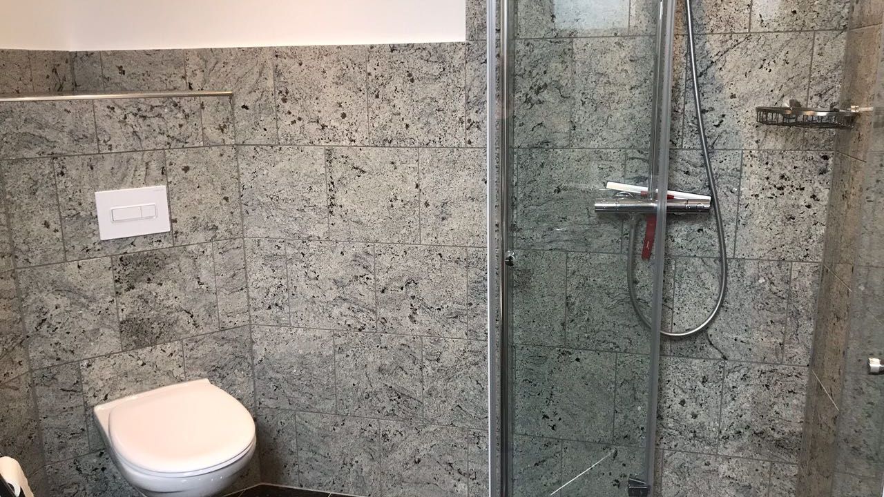 Badezimmer mit Badewanne, ebenerdiger Dusche und WC Badezimmer mit Badewanne, ebenerdiger Dusche und WC